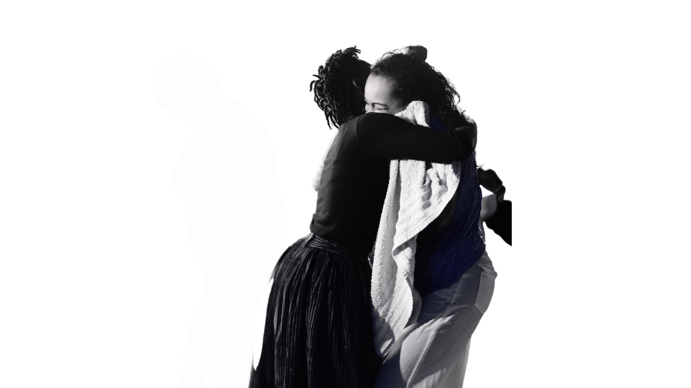 Des membres du CEP s'embrassent